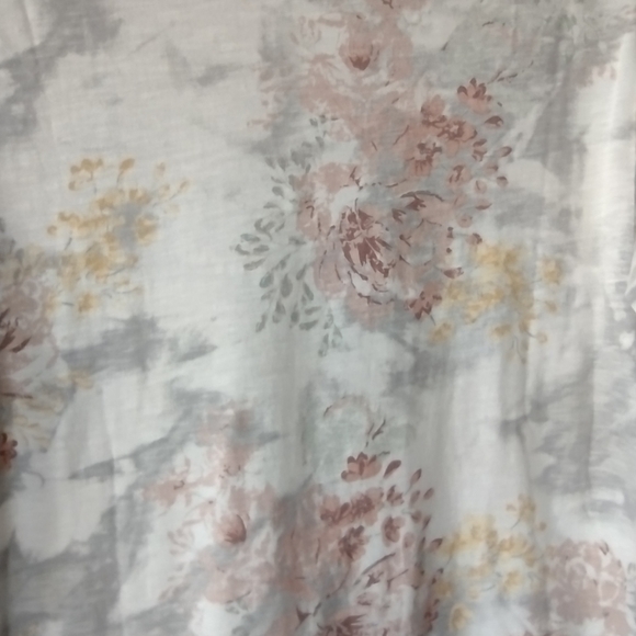 3/$20-Maurices Tulip Sleeve Shirt Size M - Picture 9 of 10